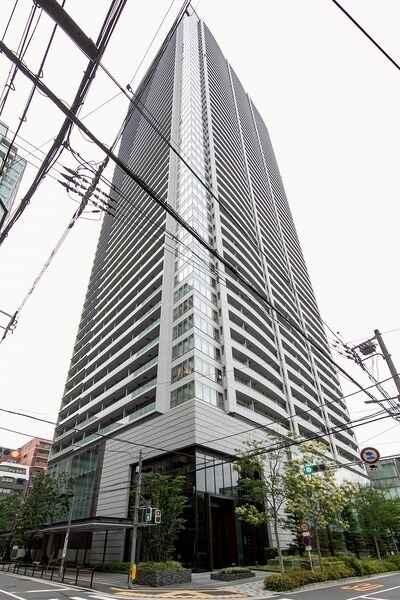 地下鉄長堀鶴見緑地線「西大橋」駅徒歩5分。地上53階建、総戸数874戸の制震構造タワーマンション。