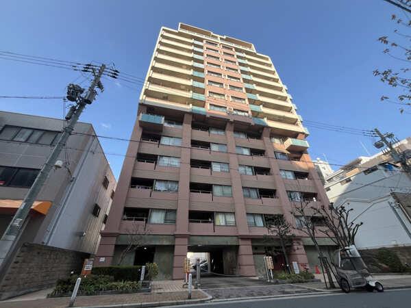 当該住戸は開放的な眺望が楽しめる地上14階部分。浴室には便利な浴室暖房乾燥機が備わっています。