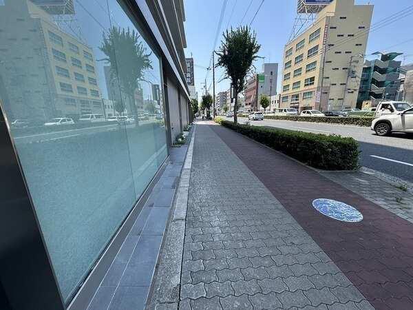 敷地内に駐車場が設けられています。現在空き無しの状況ですが、変動しますので都度お問い合わせください。