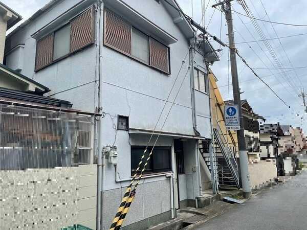 現況、古家がございます。周囲にも既に建物があり、実際の陽当りや窓の位置を考慮して設計できます。