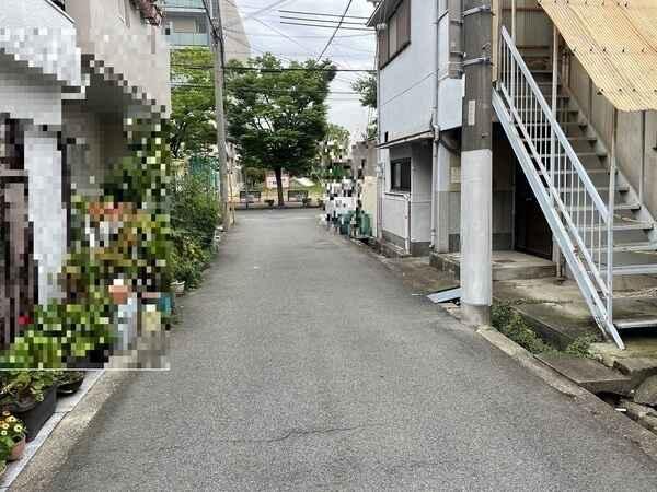 阪急伊丹線「稲野」駅へ徒歩3分、JR福知山線「猪名寺」駅へ徒歩9分。通勤・通学に便利な立地です。