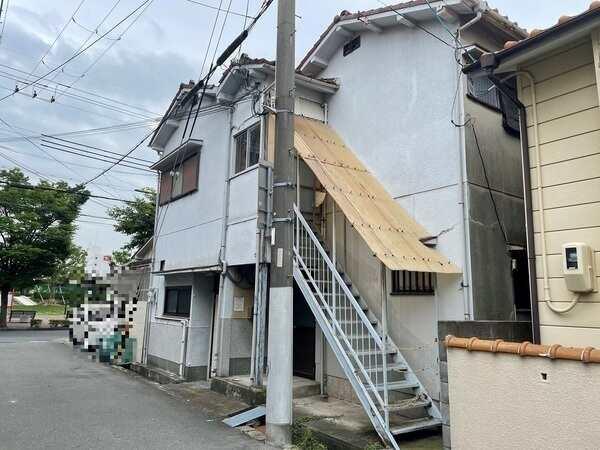 阪急伊丹線「稲野」駅へ徒歩3分、JR福知山線「猪名寺」駅へ徒歩9分。通勤・通学に便利な立地です。