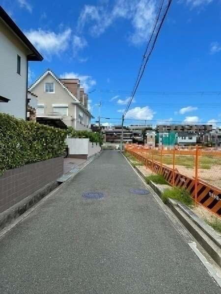敷地を有効活用できる整形地です。周辺は第一種低層住居専用地域内に位置する、閑静な住宅街です。