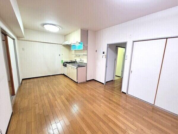 LDKは収納付きです。細々とした小物などもすっきりと収納でき、生活感を抑えた暮らしが叶いそうです。