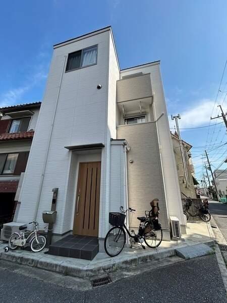 2020年5月築。開放的な北西角地に佇む、木造3階建。住宅街に位置しゆったりとした暮らしが叶います。
