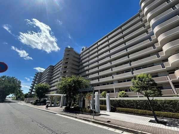 JR福知山線「伊丹」駅まで徒歩4分。RC造地上11階建、総戸数240戸の大規模マンションです。