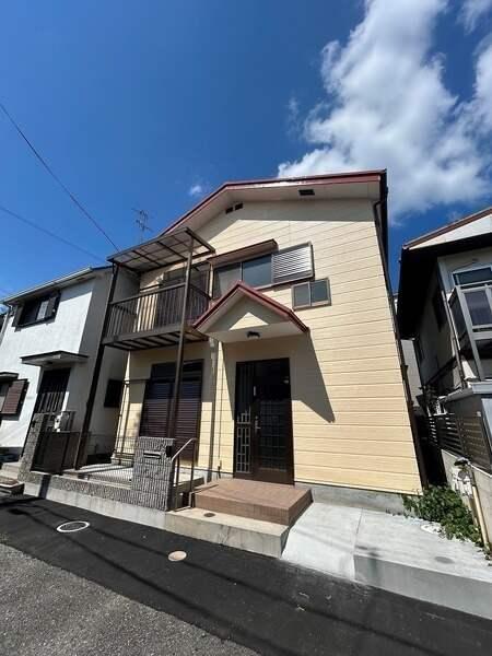 阪急神戸線「西宮北口」駅徒歩15分です。2025年7月に外壁・屋根塗装のリフォームが実施されました。