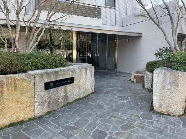 広々とした落ち着いた雰囲気のロビー。ソファが設けられているので、ゲストとの待ち合わせに利用できます。
