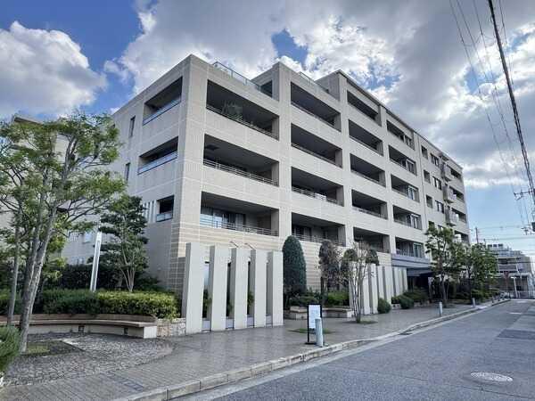 阪急神戸線「西宮北口」駅徒歩11分、阪急今津線「門戸厄神」駅徒歩8分。複数路線利用可能な立地です。