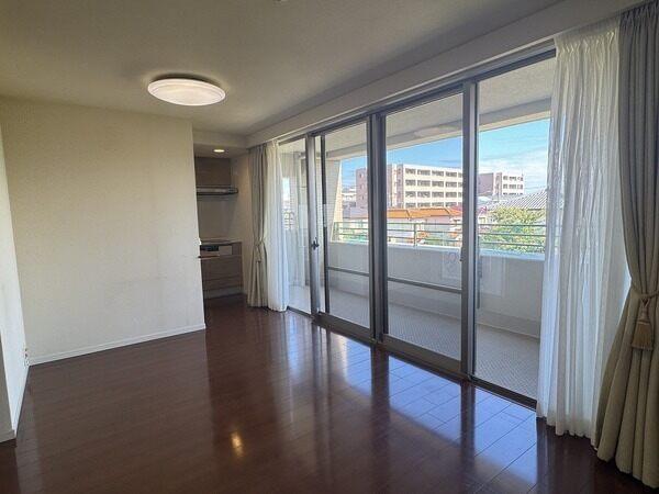 3階、東向き。LDKは約14.2帖、2面採光設計です。バルコニーに面し、陽当り・通風・眺望良好です。