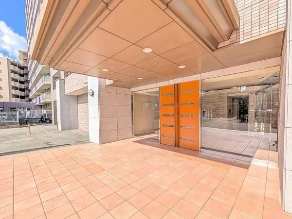 防犯面に配慮されたオートロック付き。留守にしがちな日中帯は管理員により有人管理されています。