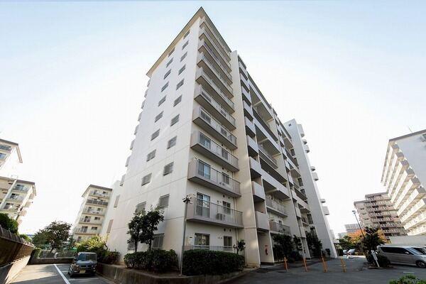 SRC造地上11階建1階部分。JR福知山線「伊丹」駅徒歩5分など、2路線2駅利用可能な立地です。