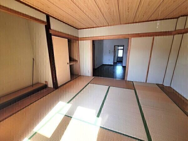 1階の和室は約8帖、南向きで陽当り良好。広縁も有り、お庭を眺めながらのんびりと過ごせます。