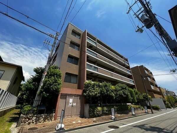 RC造地上5階建マンションの3階部分。JR東海道本線「芦屋」駅徒歩5分、2沿線利用可能な立地です。