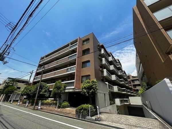 陽当り良好な南西向き住戸。LDKと洋室がバルコニーに面し、心地良い陽光を感じられそうです。