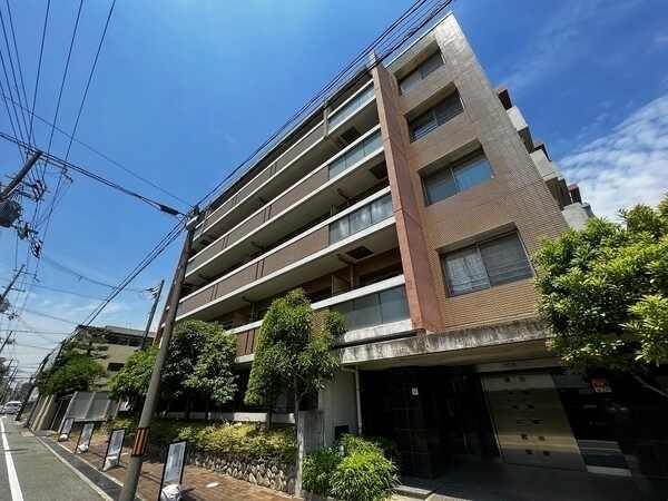 陽当り良好な南西向き住戸。LDKと洋室がバルコニーに面し、心地良い陽光を感じられそうです。