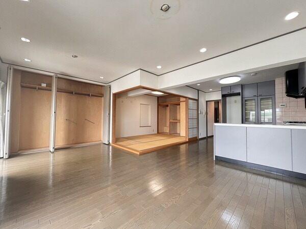 LDKには大容量の収納が設けられています。生活感を抑えたすっきりとしたリビング空間が実現しそうです。