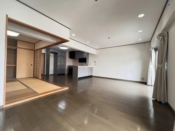 LDKには大容量の収納が設けられています。生活感を抑えたすっきりとしたリビング空間が実現しそうです。