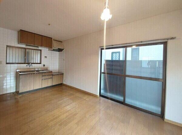 陽当り・通風良好な住まい。DKにご家族の笑顔が集います。水回りが集約され、家事動線も良好です。