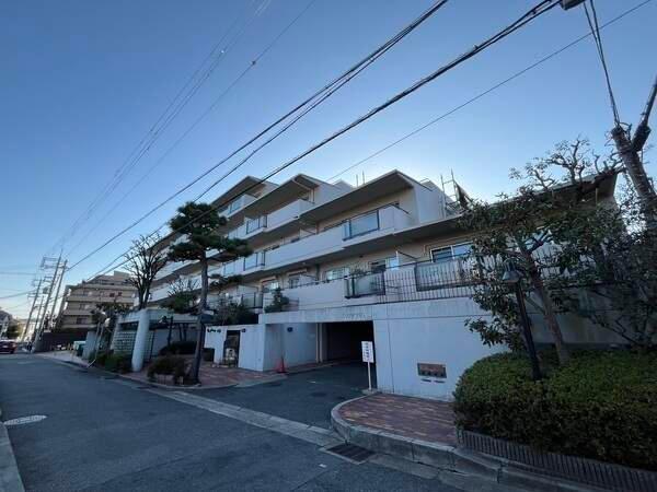 RC造地上5階地下1階建5階部分。阪神本線「芦屋」駅まで徒歩13分、フラットな道のりでアクセス可能。