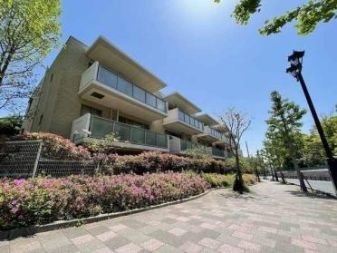 阪急神戸線・JR東海道本線の2沿線利用可能。緑豊かで落ち着いた邸宅街に位置する低層マンションです。