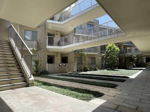 エントランスを抜けると、植栽が施され、明るく開放感にあふれるパティオ(中庭)が広がります。