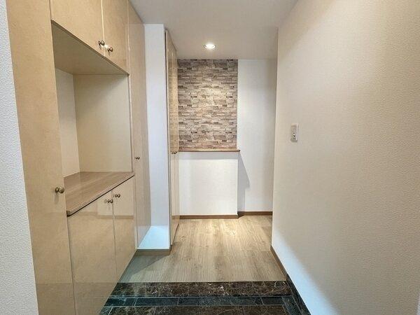 エントランスを抜けると、植栽が施され、明るく開放感にあふれるパティオ(中庭)が広がります。