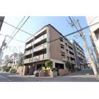 RC造地上6階建てマンション。JR東海道本線「摂津本山」駅まで徒歩12分等、2沿線2駅利用可能です。
