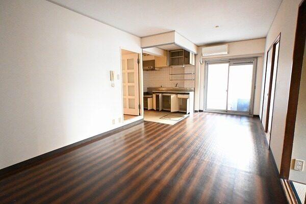 地上4階地下1階建、総戸数28戸のマンションです。ペットと一緒に暮らせます(規約による制限有)。