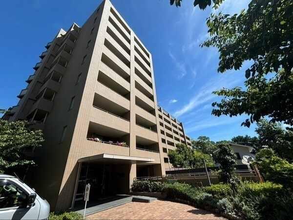 周辺の緑と調和する、ブラウン系タイル張りの落ち着いたデザイン。敷地内には住民が憩う広場がございます。