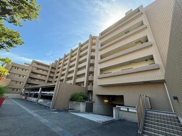 周辺の緑と調和する、ブラウン系タイル張りの落ち着いたデザイン。敷地内には住民が憩う広場がございます。