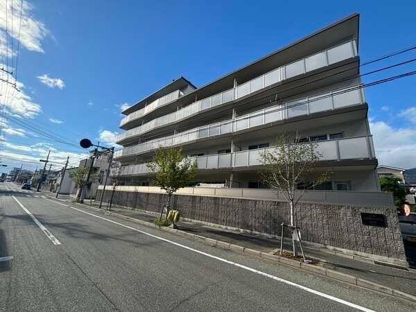 阪神本線「御影」駅徒歩6分、阪神本線「石屋川」駅徒歩3分。通勤・通学など電車移動に便利な立地です。