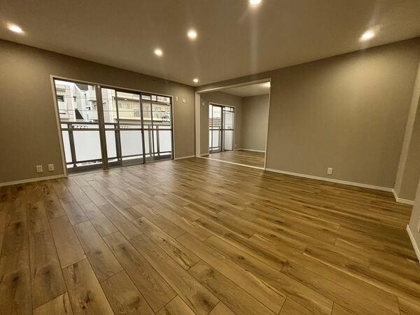 ご家族が集うLDKは約18.5帖の広さ。南側がバルコニーに面し、陽当り・通風に恵まれています。