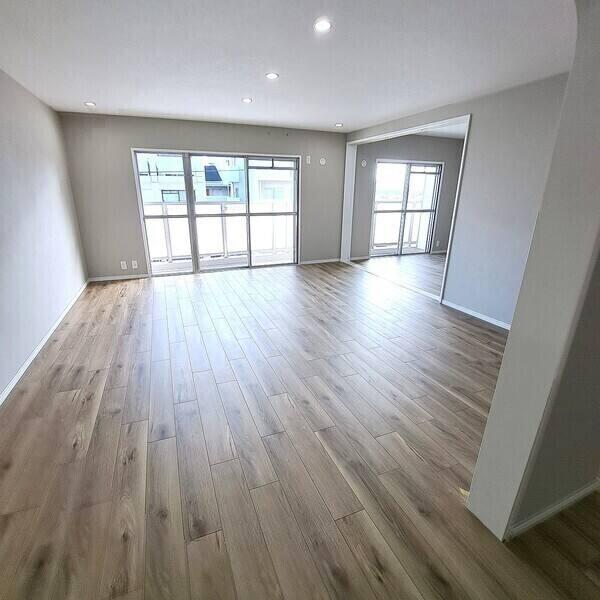 ご家族が集うLDKは約18.5帖の広さ。南側がバルコニーに面し、陽当り・通風に恵まれています。