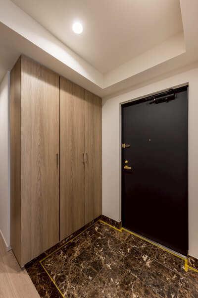 収納力のある下足入付き。玄関先から室内が見えにくいクランクイン設計で、プライバシーが守れます。