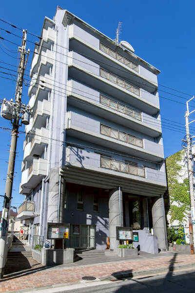 JR東海道本線「住吉」駅徒歩4分につき、通勤・通学に便利な立地。地上9階地下1階建マンションです。