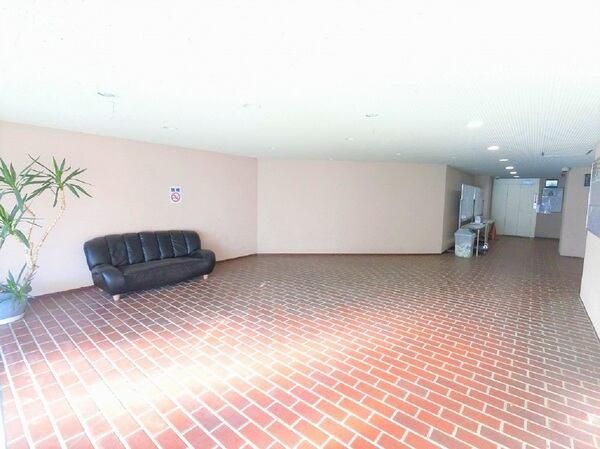 広々としたロビーには、ソファが設置されています。ゲストとの待ち合わせなどにご利用いただけます