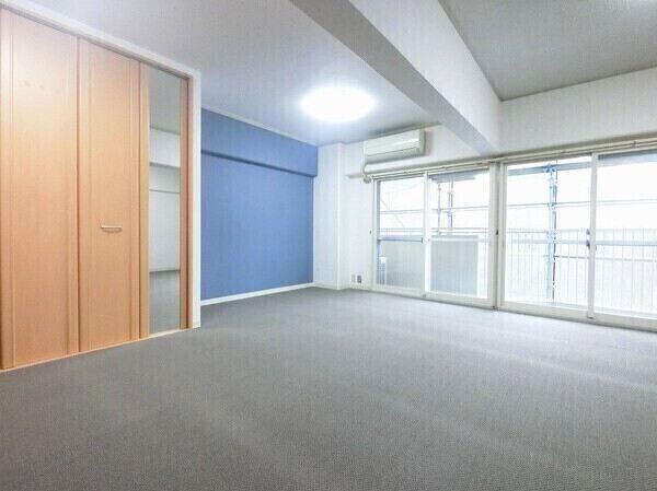 広々としたロビーには、ソファが設置されています。ゲストとの待ち合わせなどにご利用いただけます