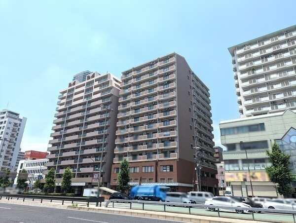 1999年2月築、SRC造の総戸数77戸のマンションです。13階建3階部分、東向きの住戸です。