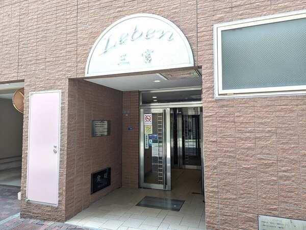 1999年2月築、SRC造の総戸数77戸のマンションです。13階建3階部分、東向きの住戸です。