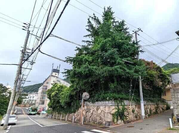 ゆとりある58坪超の売り土地。開放感のある東南角地。王子公園山手の閑静な住宅地に位置しています。