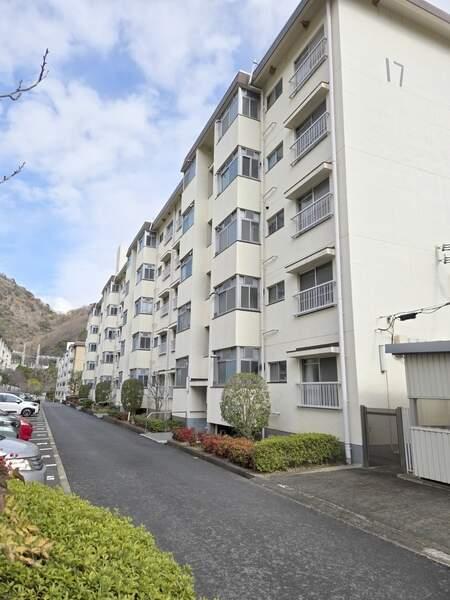 広い敷地、駐車場は空きあり（2台目の利用も可能）