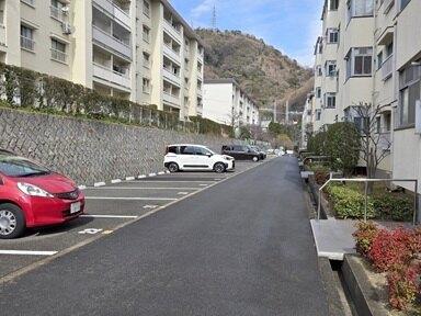 広い敷地、駐車場は空きあり（2台目の利用も可能）