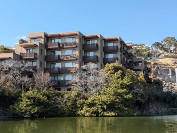 外観：深田池のほとりに佇むマンションです（撮影年月：2025年03月）