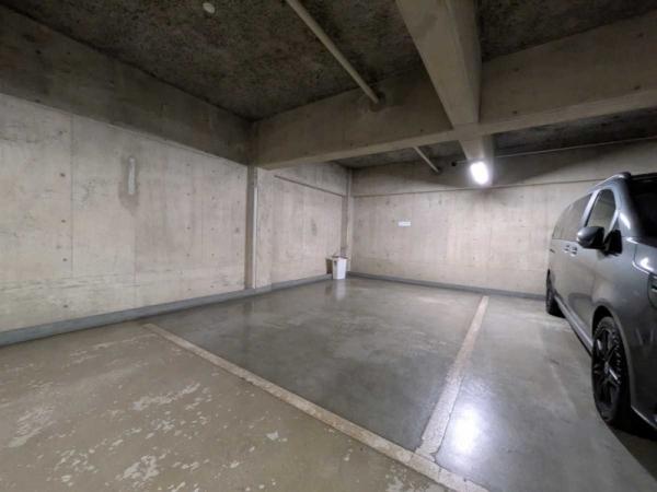 駐車場：分譲車庫権付駐車場。ハイルーフも駐車できます（撮影年月：2025年04月）