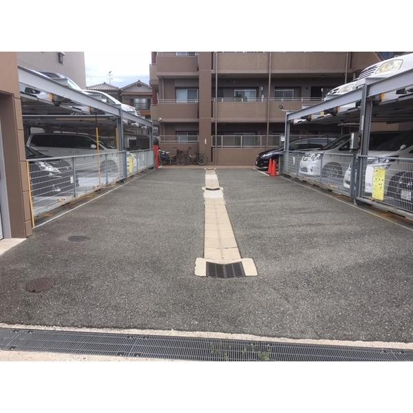 グランコート江坂２ 駐車場