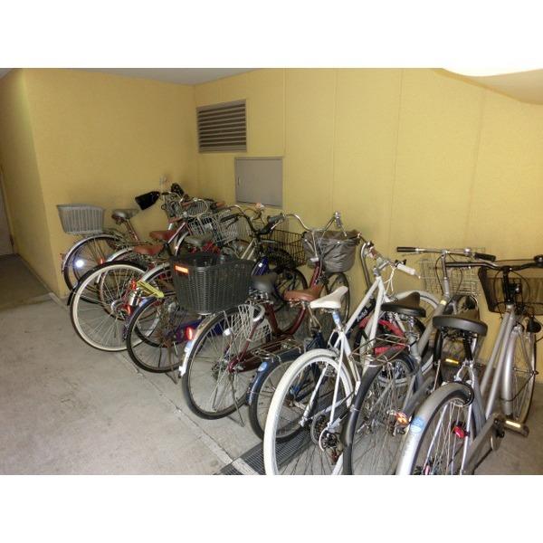 ペルル南森町 駐車場