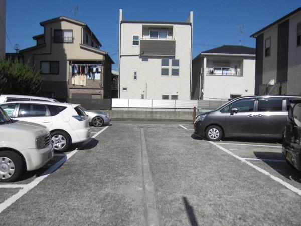 メイゾン初芝 駐車場
