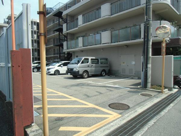 武庫之荘スカイハイツ 駐車場