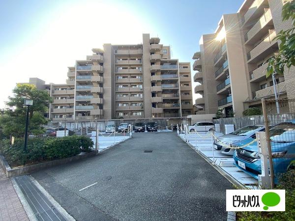 ザ・ステイツ吹田 駐車場